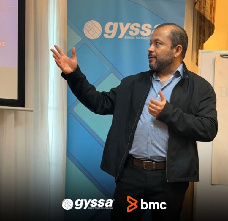 Expositor de GYSSA hablando sobre IA, automatización y orquestación en la banca